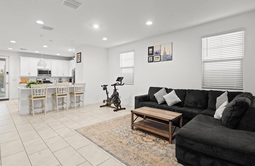 Glendale House | New-Build Home Close to State Farm - Sleeps 8!