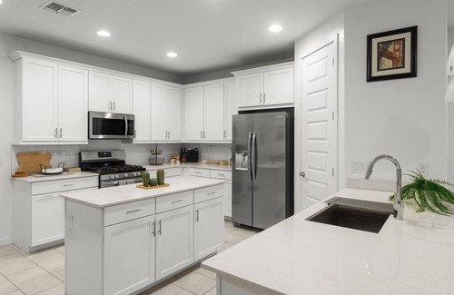 Glendale House | New-Build Home Close to State Farm - Sleeps 8!