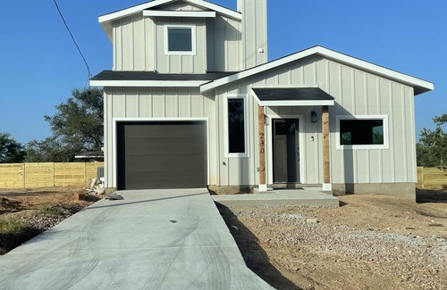 Granite Shoals House | New build house close to lake and in eclipse totality - pet friendly