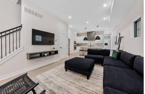 Downtown Columbus House | New Build- Luxury Spacious Home- 3 Living rooms Safe neighborhood w/kids park.