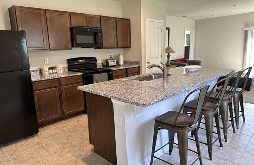 Zephyrhills House | New build quiet home 3 bedrooms 2 bathrooms with park like back yard
