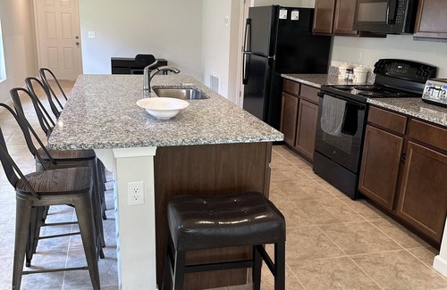Zephyrhills House | New build quiet home 3 bedrooms 2 bathrooms with park like back yard