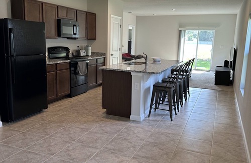 Zephyrhills House | New build quiet home 3 bedrooms 2 bathrooms with park like back yard