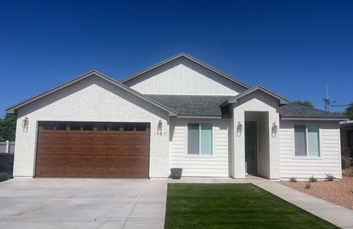 Thatcher House | NEW BUILD Spacious 4-bedroom house with great location- sleeps 10