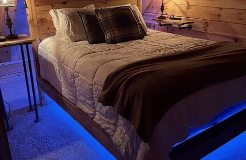 Carbon Hill Cabin | NEW! Byers Retreat!1K&6Q beds! Stay 2 & get 3rd half off, stay 3 and get 4 free!