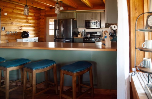 Chillicothe Cabin | NEW CABIN! Hot Tub, Gazebo, Wraparound Deck, Sleeps 14. Drive to Hocking!