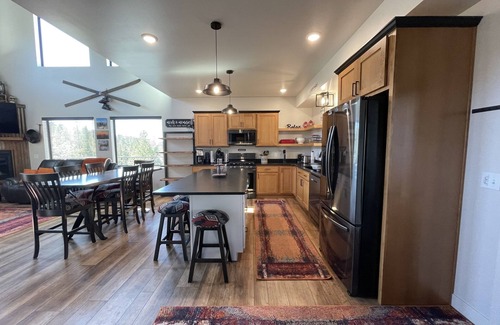 Lead Cabin | NEW Cabin in Terry Peak! Views, Space, and lots more! Sleeps 14, NO bunk beds!