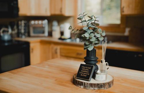 Paradise Estates House | New - Cabin Minutes to Mt Rainier - EV, HotTub, 2 Queen and Twin