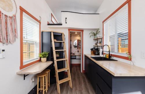 Apple Valley House | New calm & relaxing Tiny House w deck near ZION