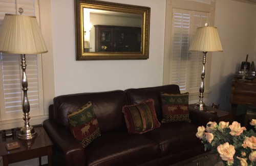 New Canaan House | New Canaan-Great Fairfield County Location. Walk to Town. Walk to Train