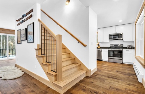 Bethel Ski Chalet | NEW Chalet 6 minutes from Sunday River! Hot tub, Sauna, Sleeps 12, Dog Friendly!