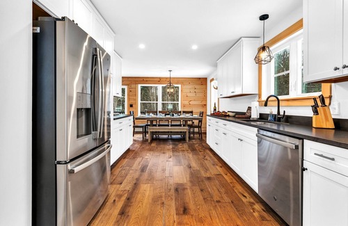 Bethel Ski Chalet | NEW Chalet 6 minutes from Sunday River! Hot tub, Sauna, Sleeps 12, Dog Friendly!