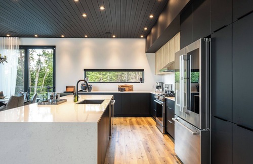 La Conception House | NEW! Chalet Aurora | 5 Bedrooms | Hot tub | Outdoor Pool/Tremblant Living