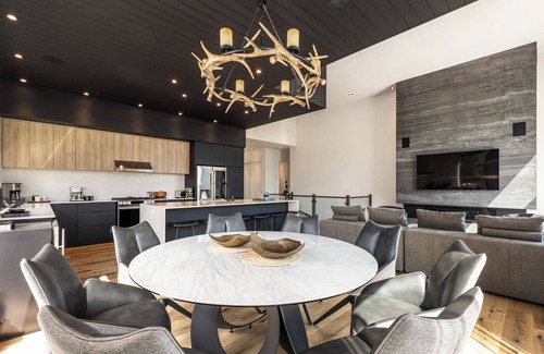 La Conception House | NEW! Chalet Aurora | 5 Bedrooms | Hot tub | Outdoor Pool/Tremblant Living