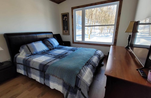 Amherst House | New chalet with lake and mountain views 15 minutes from Tremblant!