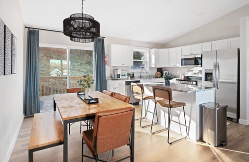 Crittenden House | NEW! Charming 3-bedroom home with WiFi, near Ark Encounter, King Bed, sleeps 7.