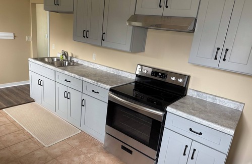 Delton Cottage | NEW Charming 3-bedroom cottage with Sandy Beach and Great Views