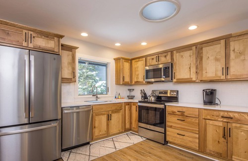 Big Horn Condo | New Charming Big Horn Ski-In/Out Home! Cozy Fireplace, Walk to Resort!