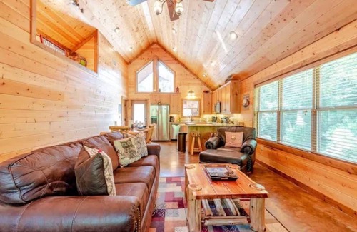 Broken Bow Cabin | New! Charming Cabin! Spa-Firepit-Arcade Sleeps 6!