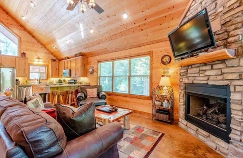 Broken Bow Cabin | New! Charming Cabin! Spa-Firepit-Arcade Sleeps 6!