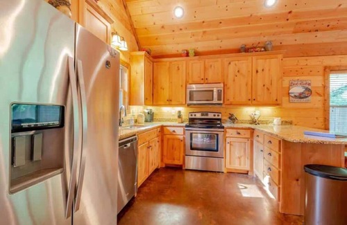 Broken Bow Cabin | New! Charming Cabin! Spa-Firepit-Arcade Sleeps 6!