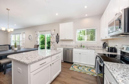 Otterbien Home House | NEW Cheerful 5 bedroom home in quiet suburban area.