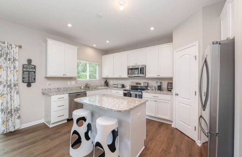 Otterbien Home House | NEW Cheerful 5 bedroom home in quiet suburban area.