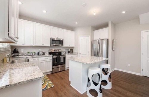 Otterbien Home House | NEW Cheerful 5 bedroom home in quiet suburban area.