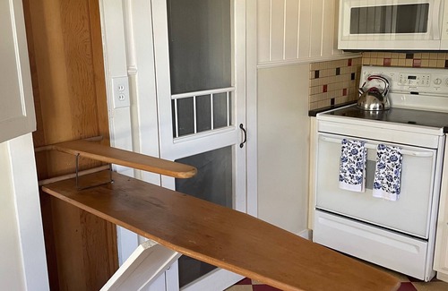 Waxahachie House | New! Cheerful cottage filled with art and books in the heart of Waxahachie