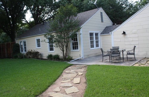 Waxahachie House | New! Cheerful cottage filled with art and books in the heart of Waxahachie