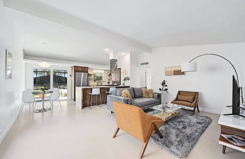 South River City House | NEW! Cheerful Mid-Century - big yard, free parking