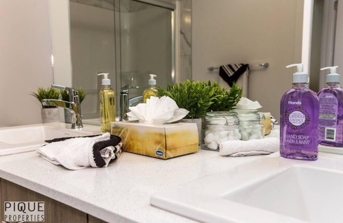 Southwest Edmonton House | *New*Chic Modern Home*King bed*Foosball*Sleeps 8!