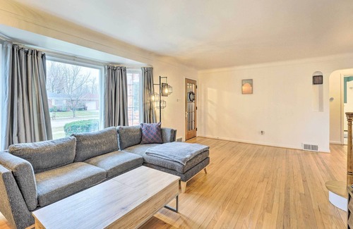 Grosse Pointe Woods House | NEW! Chic Pet-Friendly Grosse Pointe Woods Getaway