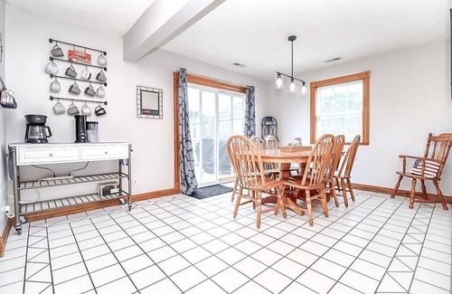 Lincoln House | NEW* Close to Downtown | Big Backyard | 4bd 2 b