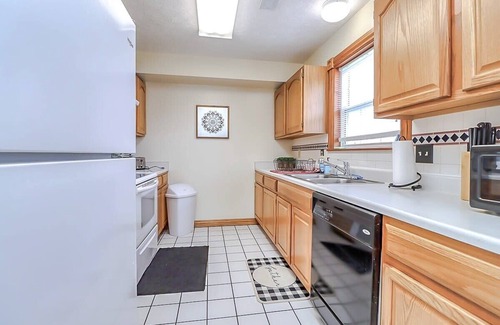 Lincoln House | NEW* Close to Downtown | Big Backyard | 4bd 2 b