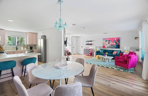 Austin House | NEW Colorful, IG Worthy Dreamhouse - Sleeps 8
