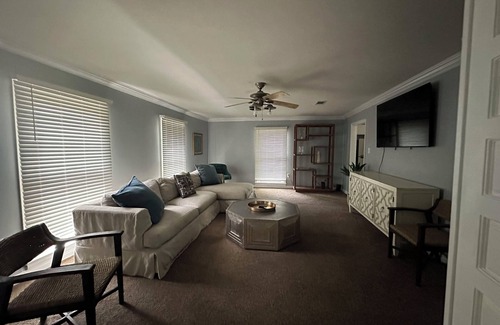 Hattiesburg House | NEW! Comfort and Space in Midtown - The Holly House