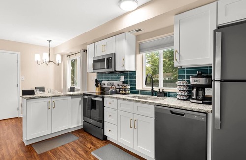 Roseville Apartment | New! Comfortable 1BR Flat Near Downtown Roseville