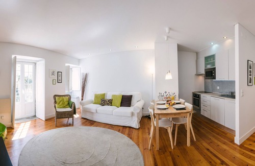 Santa Maria Maior Apartment | New comfortable and charming apartment in historic Alfama.