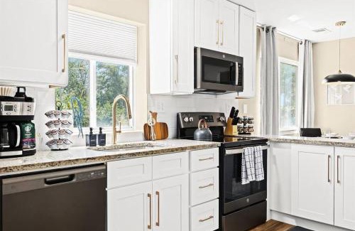Roseville Apartment | New! Comfy 1BR Upper Flat near Downtown Roseville