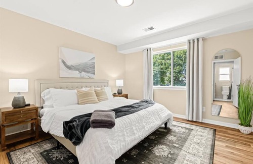 Roseville Apartment | New! Comfy 1BR Upper Flat near Downtown Roseville