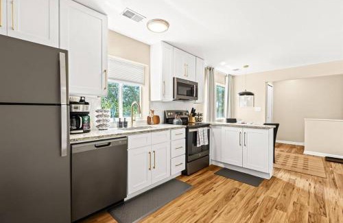 Roseville Apartment | New! Comfy 1BR Upper Flat near Downtown Roseville
