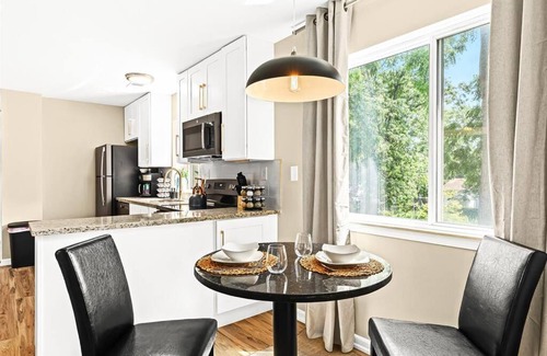 Roseville Apartment | New! Comfy 1BR Upper Flat near Downtown Roseville