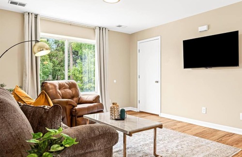 Roseville Apartment | New! Comfy 1BR Upper Flat near Downtown Roseville