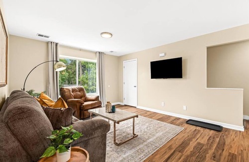 Roseville Apartment | New! Comfy 1BR Upper Flat near Downtown Roseville
