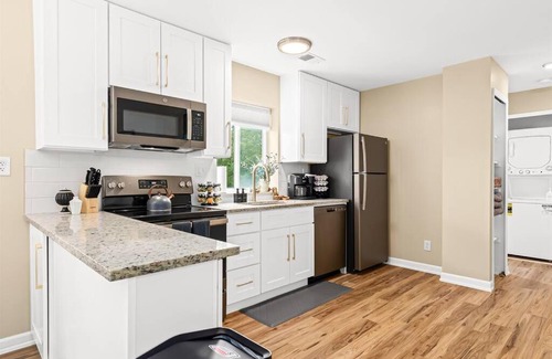 Roseville Apartment | New! Comfy 1BR Upper Flat near Downtown Roseville