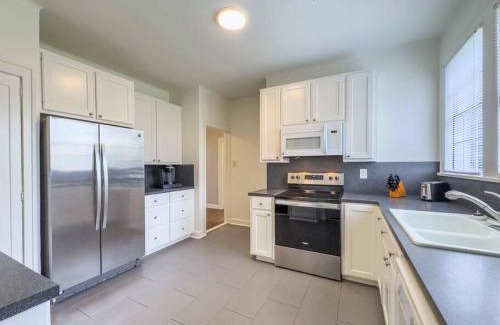 Austin Ave. House | New Comfy Bungalow on Washington-Dedicated Office