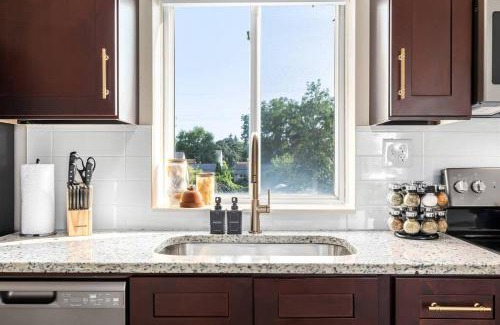 Roseville Apartment | New! Comfy & Cozy Private Flat in Roseville