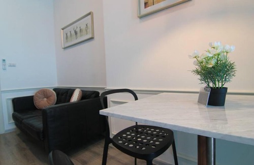 Ramkhamhaeng Apartment | New Condo, Hi-Speed Wi-Fi, Gym Pool, near Lam Sali MRT