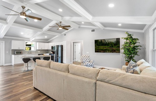 Hobe Sound House | New Construction- Hot Tub - 1.3m to Beach, 2 KING Beds.